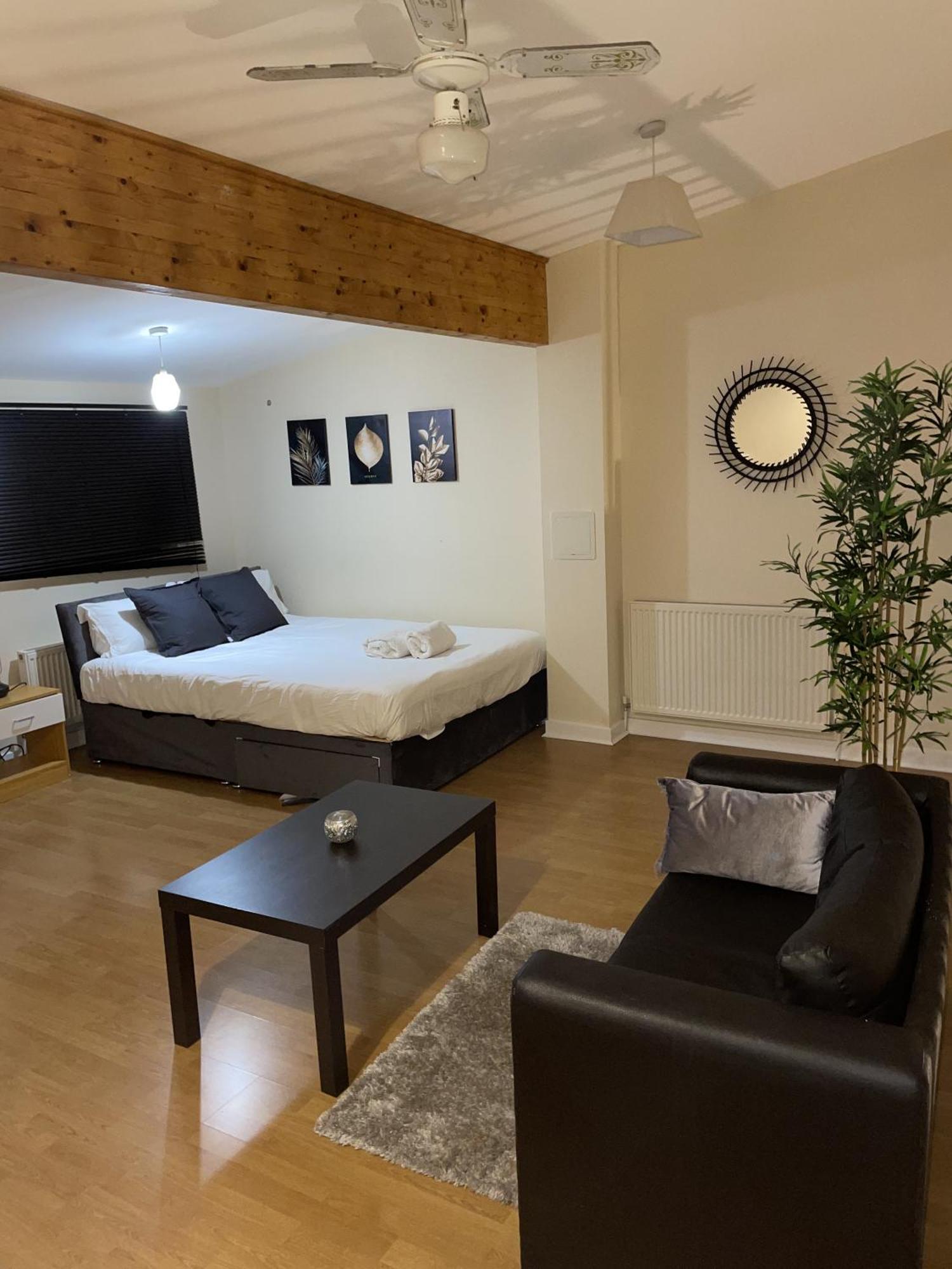 Luxury 2 Bed Apartment - Near Heathrow, Legoland, Windsor سلوف المظهر الخارجي الصورة