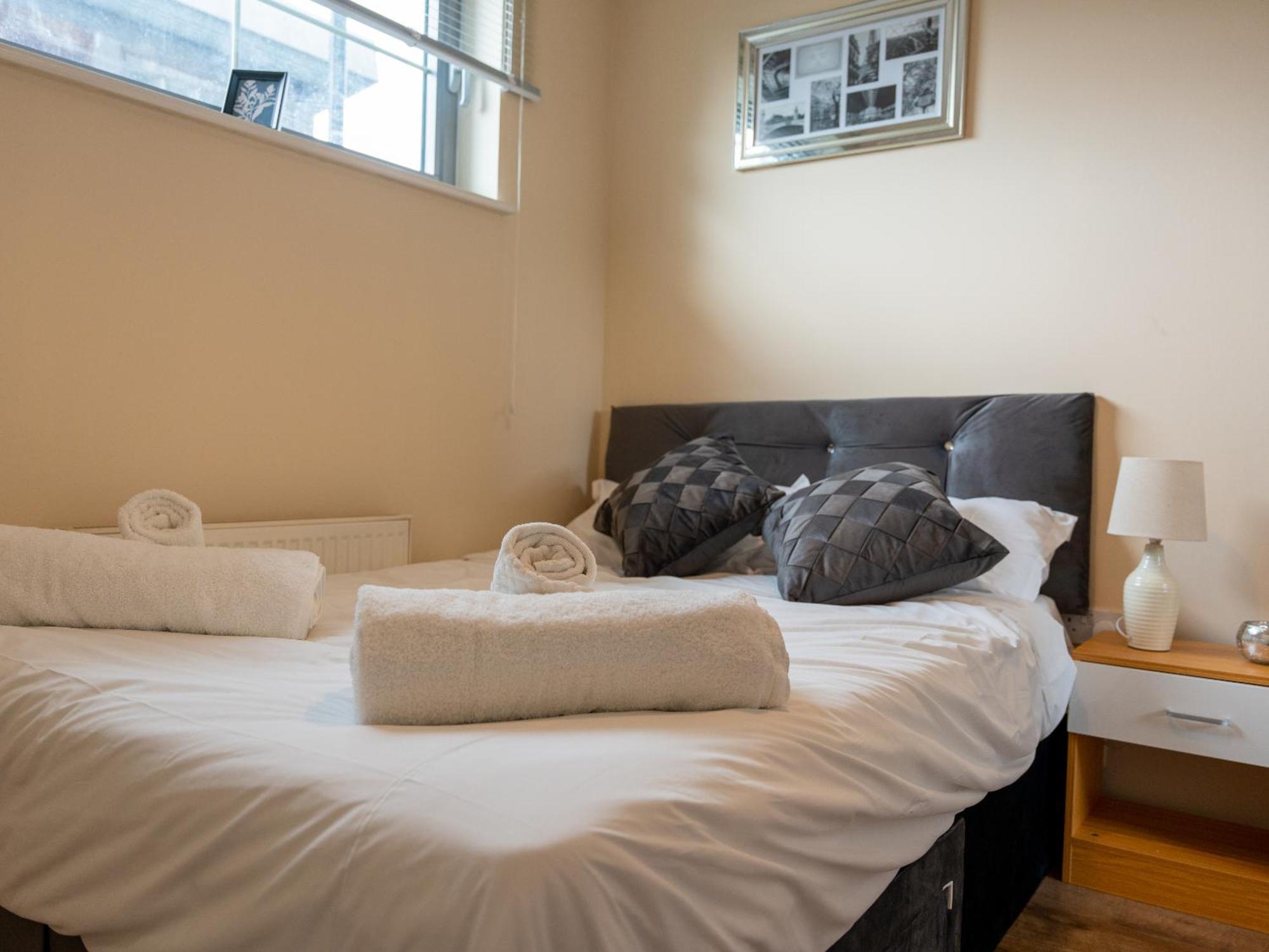 Luxury 2 Bed Apartment - Near Heathrow, Legoland, Windsor سلوف المظهر الخارجي الصورة