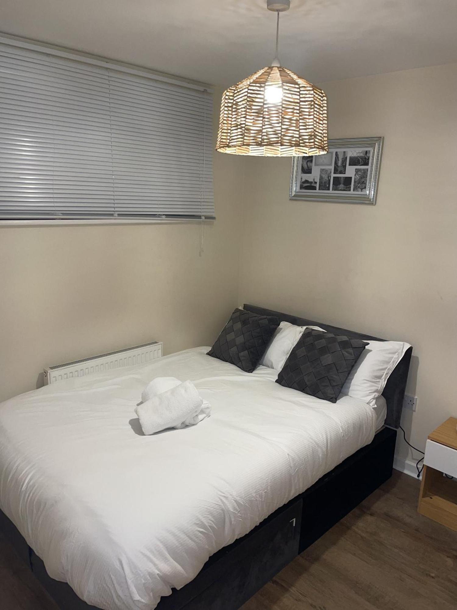 Luxury 2 Bed Apartment - Near Heathrow, Legoland, Windsor سلوف المظهر الخارجي الصورة